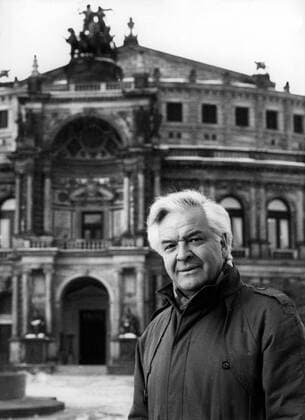 Bassbariton Theo Adam (GDR) vor der Semperoper in Dresden
