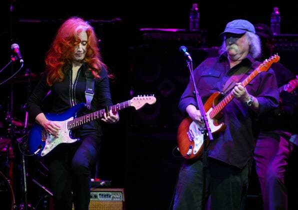 Sängerin Bonnie Raitt und Musiker David Crosby (beide USA) während eines Konzertes in San Francisco -  (SXP2003121401)
