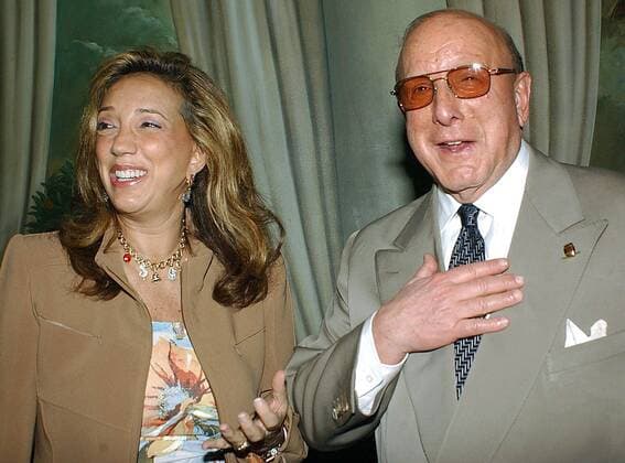 Komponistin Denise Rich und Clive Davis (re.,beide USA CEO der RCA Music Group) anlässlich der - New York s Music Visionary of the Year Awards Ceremony - in New York City -  (NYP2003061809)