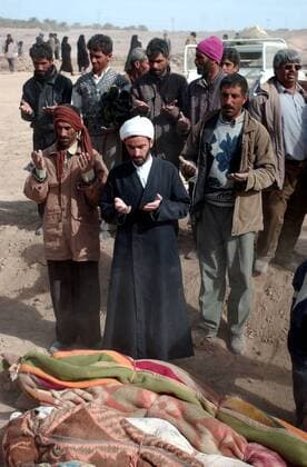 Einheimische beten für die Opfer eines verheerenden Erdbebens in Bam im Iran -  (wax2003112967)