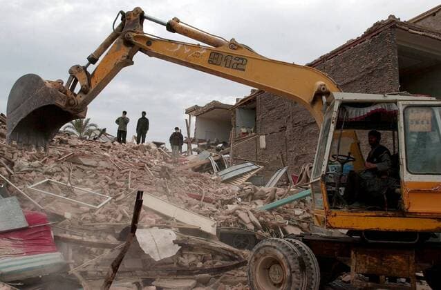 Bagger bei Aufräumarbeiten nach dem Erdbeben in Bam im Iran -  (wax2003112983)