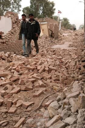 Einheimische laufen durch einen Schutthaufen nach einem Erdbeben in Bam im Iran -  (wax2003112988)