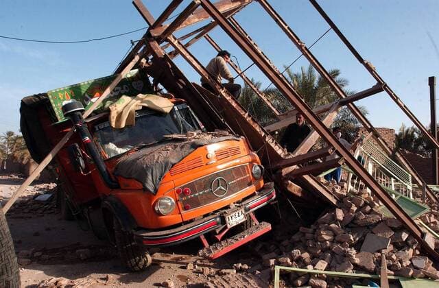 Lastwagen liegt unter einem umgestürzten Gerüst nach einem Erdbeben in Bam im Iran -  (wax2003123051)