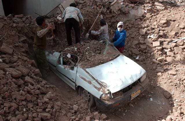 Iranische Einsatzkräfte graben in den Trümmern eines von einem Erdbeben zerstörten Wohnhauses in Bam im Iran -  (wax2003123056)