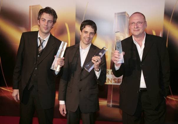 Preisträger Fabian Römer (Mitte, GER Musiker) und Matti Geschonneck (re., GER Regisseur) präsentieren ihre Trophäen anlässlich der Verleihung des 8. Deutschen Fernsehpreises 2006 in Köln