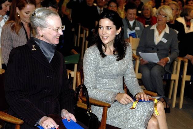 Königin Margrethe II (li., DEN) und Prinzessin Mary (DEN) im Vortov Grundvig Institute in Kopenhagen - 
