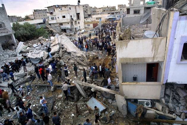 Palästinenser stehen in Trümmern eines zerstörten Hauses nach einem israelischen Angriff zur Zerstörung eines Tunnels - Rafah -  (gaz2004040406)