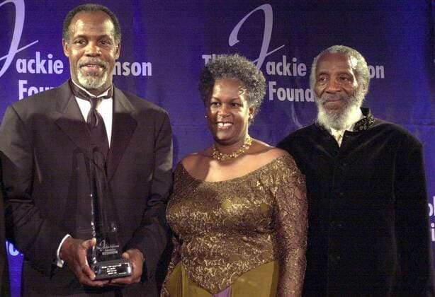 Preisträger Danny Glover (USA Robie Award for Humanitarianism) und Dick Gregory (re., USA Robie Award for Lifetime Achievement) und Sharon Robinson (USA) anlässlich der Verleihung der - Robie Awards - in New York City  (NYP2001031305)
