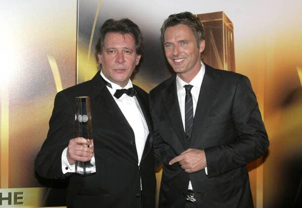 Preisträger Jan Fedder (GER Schauspieler) mit der Trophäe für die beste Hauptrolle und Moderator Jörg Pilawa (GER) anlässlich der Verleihung des Deutschen Fernsehpreises in Köln