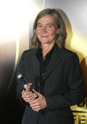 Preisträgerin Judith Kaufmann (GER Kamerafrau) mit der Trophäe für die beste Kamera anlässlich der Verleihung des Deutschen Fernsehpreises in Köln