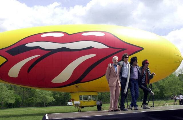 V.l.n.r.: Schlagzeuger Charlie Watts, Sänger Mick Jagger, Bassist Ronnie Wood und Gitarrist Keith Richards (alle GBR The Rolling Stones) anlässlich einer Pressekonferenz in New York City  (nyp2002050702)