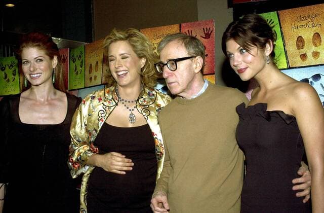 V.l.n.r.: Schauspielerinnen Debra Messing, Tea Leoni, Regisseur Woody Allen und Tiffani Amber Thiessen (alle USA) anlässlich der Premiere von - Hollywood Ending - in New York City  (nyp2002042323)
