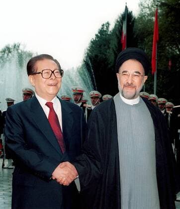 Präsident Mohammad Khatami (re., IRI) begrüßt Präsident Jiang Zemin (li., CHN) anlässlich eines Treffens in Teheran -  (irp2002042002)