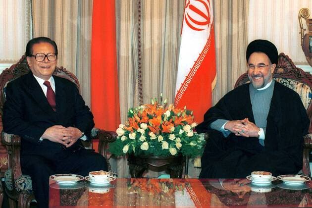 Präsident Mohammad Khatami (re., IRI) neben Präsident Jiang Zemin (li., CHN) anlässlich eines Treffens in Teheran -  (irp2002042005)