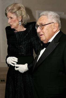 Henry A. Kissinger (USA) und seine Frau Nancy anlässlich des - Leo Baeck Institute Awards - in New York City -  (NYP20061129301)