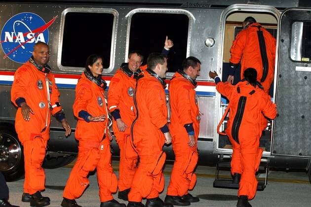 Mitglieder der Besatzung vor dem Start des Space Shuttle Discovery - v.l.n.r.: Robert Curbeam, Suni Wiliams, Christer Fuglesang, Nikolaus Patrick, und Bill Oefelein 