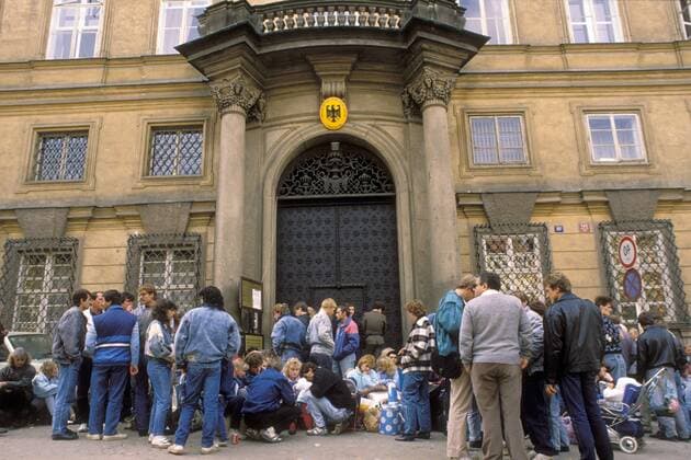 DDR Flüchtlinge warten vor der Botschaft der BRD in Prag