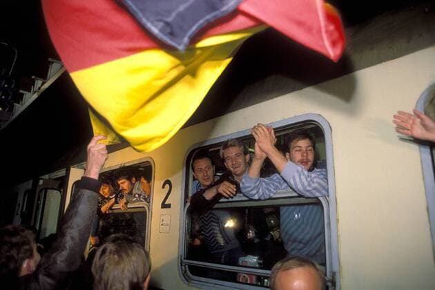 DDR Flüchtlinge im Zug während der Ankunft in Hof