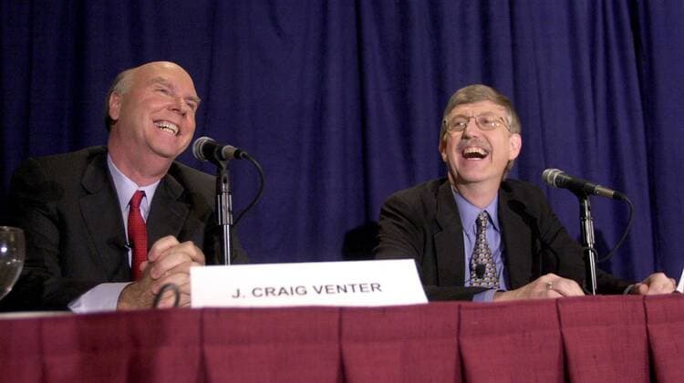 Dr J Craig Venter (li., USA Celera Genomics) und Dr Francis Collins (USA IHGSC) während einer Pressekonferenz anlässlich der Entschlüsselung des menschlichen Genoms in Washington  (WAP2001021203)