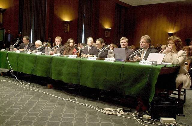 Hilary Rosen (re., USA Vorsitzende Recording Industry Association of America), Gerald Kearby (2.v.re., USA Präsident Liquid Audio Inc.), Hank Barry (3.v.re., USA CEO Napster), Sängerin Alanis Morissette (4.v.li., CAN), Sänger Don Henley (3.v.li., USA), Jack Valenti (2.v.li., USA Präsident Motion Picture Association of America) und Richard Parsons (li., USA Vorsitzender und CEO AOL Time Warner Inc.) während einer Anhörung vor dem Senate Judiciary Committee in Washington D.C. WAP2001040324