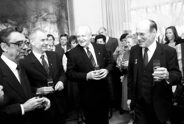 V.r.n.l.: Prof. Manfred von Ardenne (re., GER Direktor Manfred von Ardenne Institut), Günter Mittag (GER SED Sekretär des ZK der SED für Wirtschaft), Hans Modrow (GDR Erster Sekretär der SED Bezirksleitung Dresden) und Herbert Weiz anlässlich des 80. Geburtstages von Ardenne in Dresden