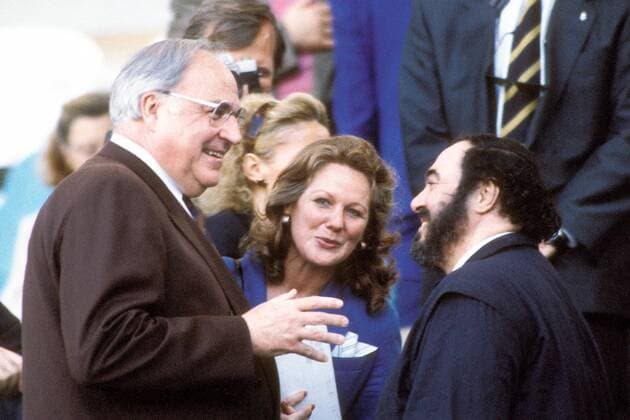 Bundeskanzler Helmut Kohl (li., GER CDU) und Tenor Luciano Pavarotti (ITA) am Rande der Fußballweltmeisterschaft in Rom