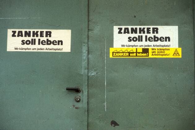 Aufkleber - Zanker soll leben - an einer Metalltür im AEG-Werk in Tübingen