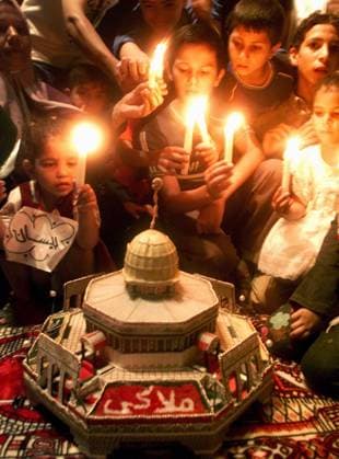 Palästinensische Kinder halten vor einem Modell des Felsendoms auf dem Tempelberg in Jerusalem eine Mahnwache anlässlich des ersten Jahrestags der Intifada in Gaza-Stadt -  gaz2001100702