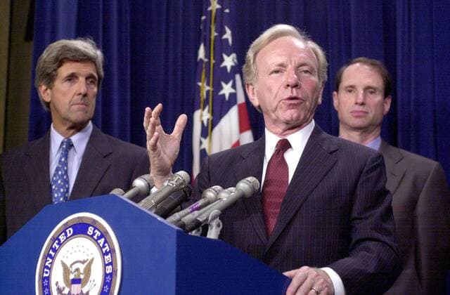 Joe Lieberman (Mitte, USA Senator Connecticut) in Begleitung von Senator John Kerry (li., USA Demokraten Massachusetts) und Senator Ron Wyden (USA Demokraten Oregon) anlässlich eines Pressetermins in Washington D.C. -  - wap2001080258