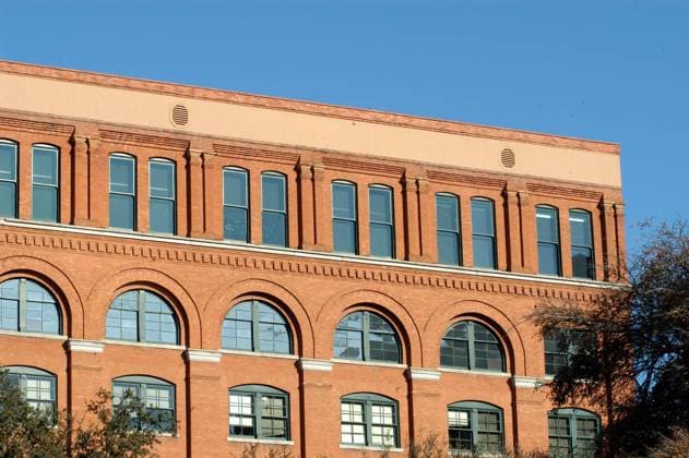 IMAGO History, Ermordung von US-Präsident John F. Kennedy in Dallas, 1963 Aus einem der Fenster erschoss Lee Harvey Oswald John F. Kennedy - Sixth Floor Museum am Dealey Plaza in Dallas