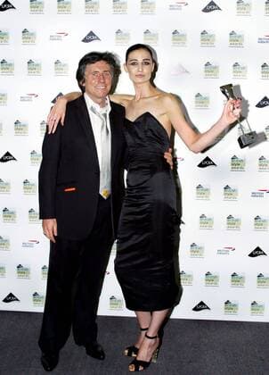 Schauspieler Gabriel Byrne (IRL) und Preisträgerin Erin O Connor (GBR Model) anlässlich der Lycra British Style Awards 2003 in London - 