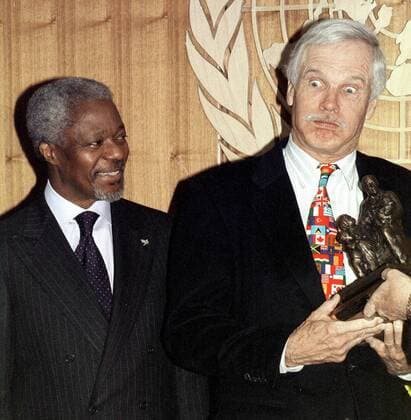 Kofi Annan (li., GHA UN-Generalsekretär) freut sich mit Ted Turner (USA Vice Chairman Time Warner) anlässlich der Preisverleihung der Rotary Foundation in New York -  (POY2000121308)