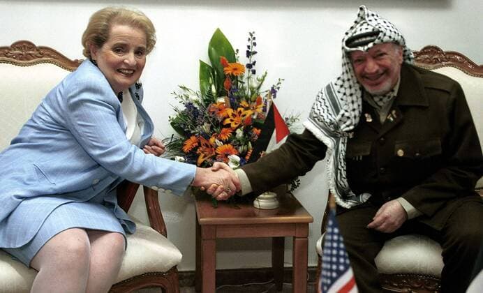 Yasser Arafat (PLE PLO Präsident palästinensiche Autonomiegebiete) und Außenministerin Madeleine Albright (USA) in Ramallah -  - jer2000060604