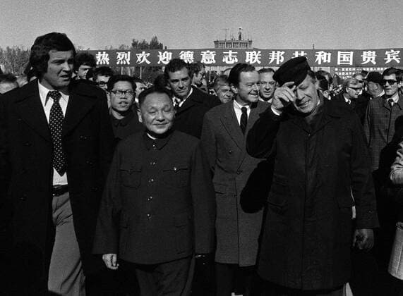 Bundeskanzler Helmut Schmidt (re., GER SPD), Vizeaußenminister Deng Xiaoping (2.v.li., CHN) und Botschafter Rolf Pauls (2. Reihe, Mitte, GER) in Peking