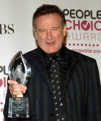 Schauspieler Robin Williams (USA) mit seiner Trophäe anlässlich der 33. - Peoples Choice Awards - in Los Angeles -  - lap2007010904