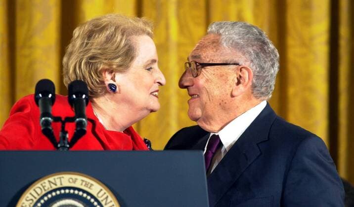 Außenministerin Madeleine Albright (USA) begrüßt ihren Vorgänger Henry Kissinger (USA) während einer Pressetermins in Washington D.C. -  (WAP2000050901)
