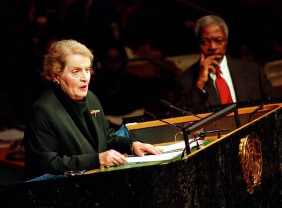 Madeleine Albright (USA UN-Botschafterin) spricht anlässlich des Amtsantritts von Kofi Annan (GHA UN-Generalsekretär) in New York -  (NYP96121706)