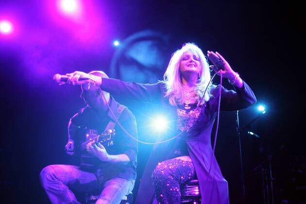 Sängerin Bonnie Tyler (GBR) und Gitarrist anlässlich eines Konzertes in Offenbach