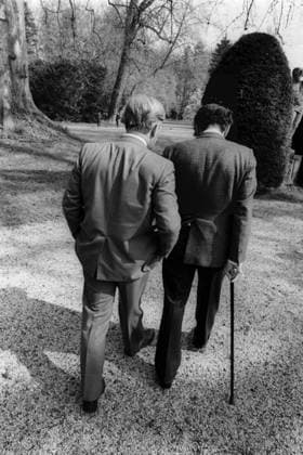 Bundeskanzler Helmut Schmidt (li., GER SPD) während eines Spaziergangs mit Wirtschaftsminister Otto Graf Lambsdorff (GER FDP) im Park von Schloss Gymnich bei Bonn