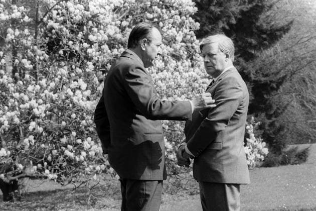 Bundeskanzler Helmut Schmidt (re., GER SPD) im Gespräch mit Außenminister Hans-Dietrich Genscher (GER FDP) im Park von Schloss Gymnich bei Bonn