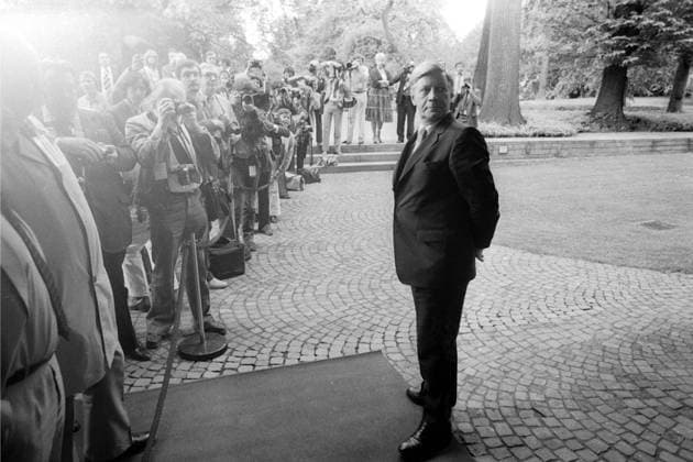 Bundeskanzler Helmut Schmidt (re., GER SPD) trifft auf wartende Reporter vor dem Bundeskanzleramt in Bonn