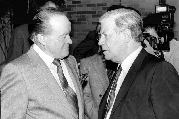 Bundeskanzler Helmut Schmidt (re., GER SPD) im Gespräch mit Entertainer Bob Hope (USA) in Washington DC