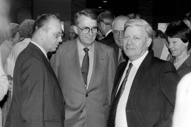 Bundeskanzler Helmut Schmidt (re., GER SPD) neben Ernst Breit (li., GER Vorsitzender Deutscher Gewerkschaftsbund) und Horst Vetter (Mitte, GER) in Washington DC