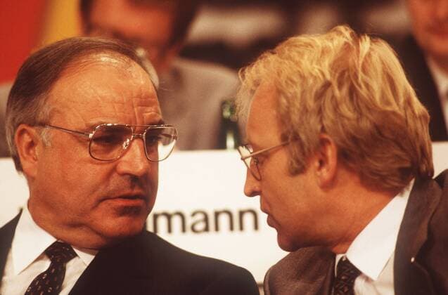 Bundeskanzler Helmut Kohl (GER CDU) und Edmund Stoiber (re., GER CSU-Generalsekretär MdL Bayern) in München