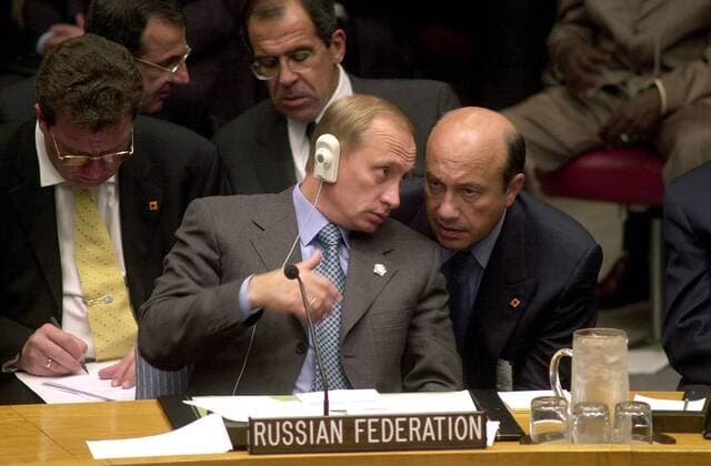 Präsident Vladimir Putin (RUS), während eines Gesprächs mit einem Berater im UN - Sicherheitsrat in New York City  (NYP2000090715)