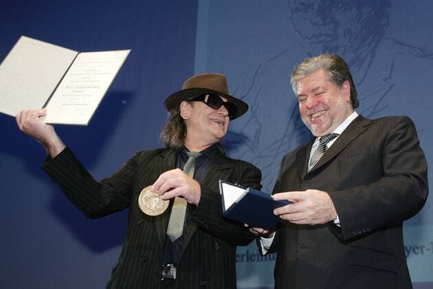 Preisträger Udo Lindenberg (GER Sänger, li.) wird von Kurt Beck (GER SPD Ministerpräsident Rheinland-Pfalz) mit der Carl-Zuckmayer-Medaille ausgezeichnet - Mainz