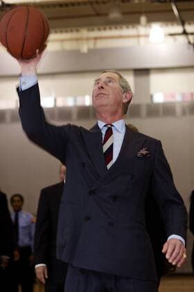 Prinz Charles von Wales (GBR) spielt Basketball während eines Besuchs in New York -  (wax20070128309)