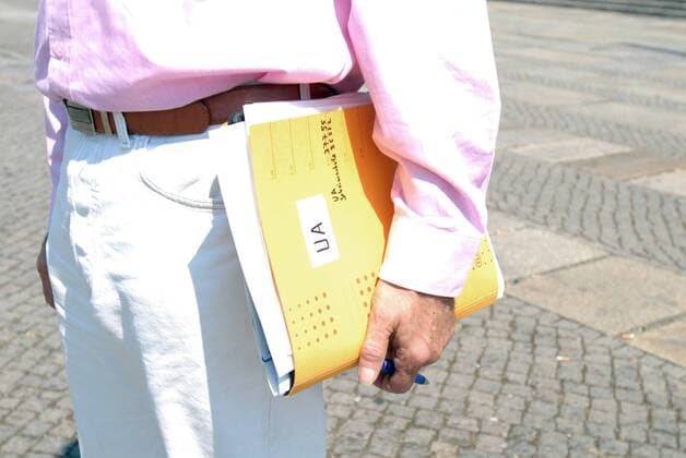 Hans-Christian Ströbele (GER Stellvertretender Fraktionsvorsitzender Bündnis 90 Die Grünen) mit Akten in Berlin