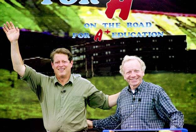 Vizepräsident Al Gore (Präsidentschaftskandidat li.) und Joseph Lieberman (Kandidat für das Amt des Vizepräsidenten beide USA Demokraten) anlässlich einer Wahlkampfveranstaltung am Cincinnati State Technical Community College  (CHI2000091203)