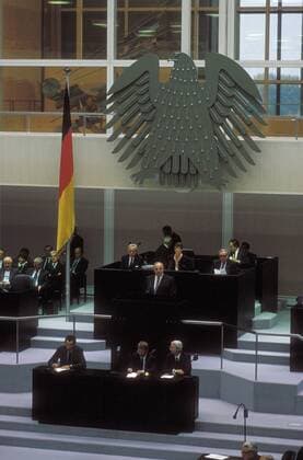 Bundeskanzler Helmut Kohl (Mitte, GER CDU) während der ersten gesamtdeutschen Sitzung des Bundestages im Reichstag in Berlin
